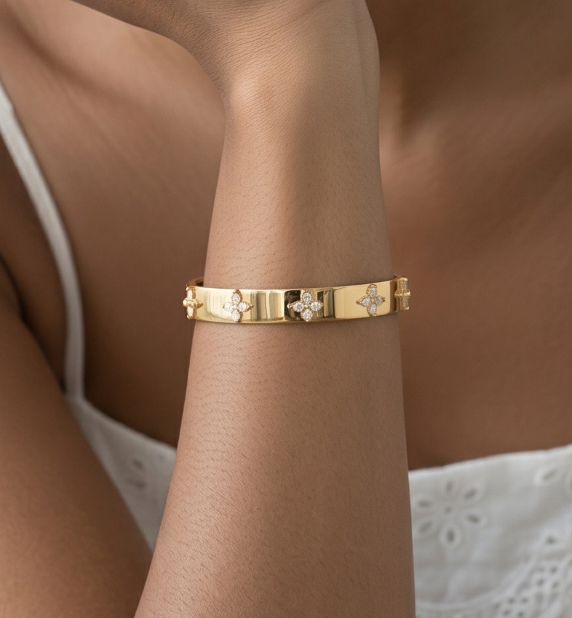 Kinmokusei Gold Bead Floral Bangle