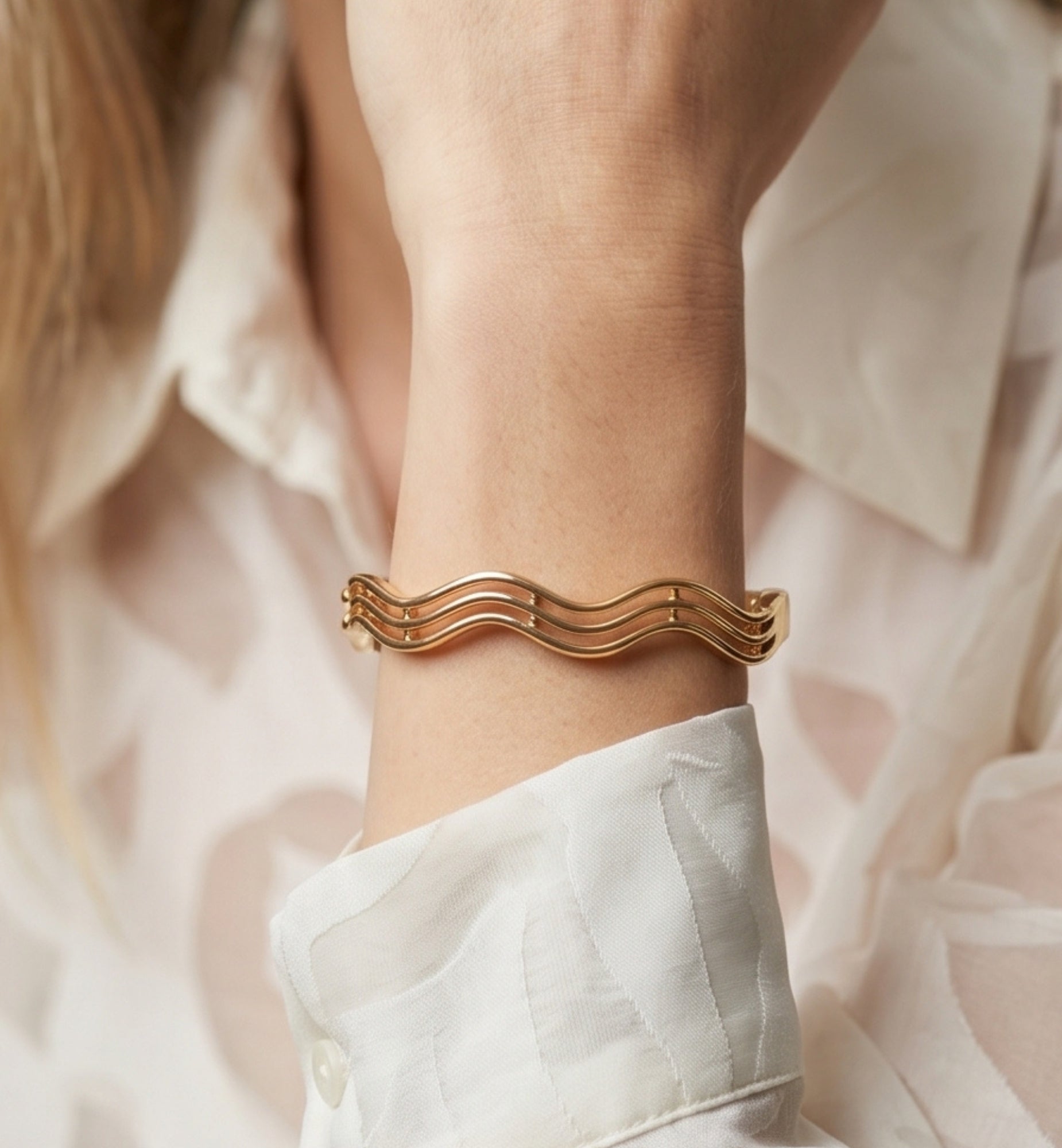 Nami Gold Wave Lines Bangle
