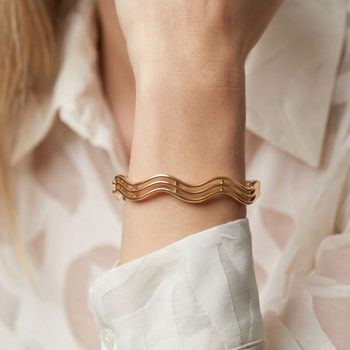 Nami Gold Wave Lines Bangle
