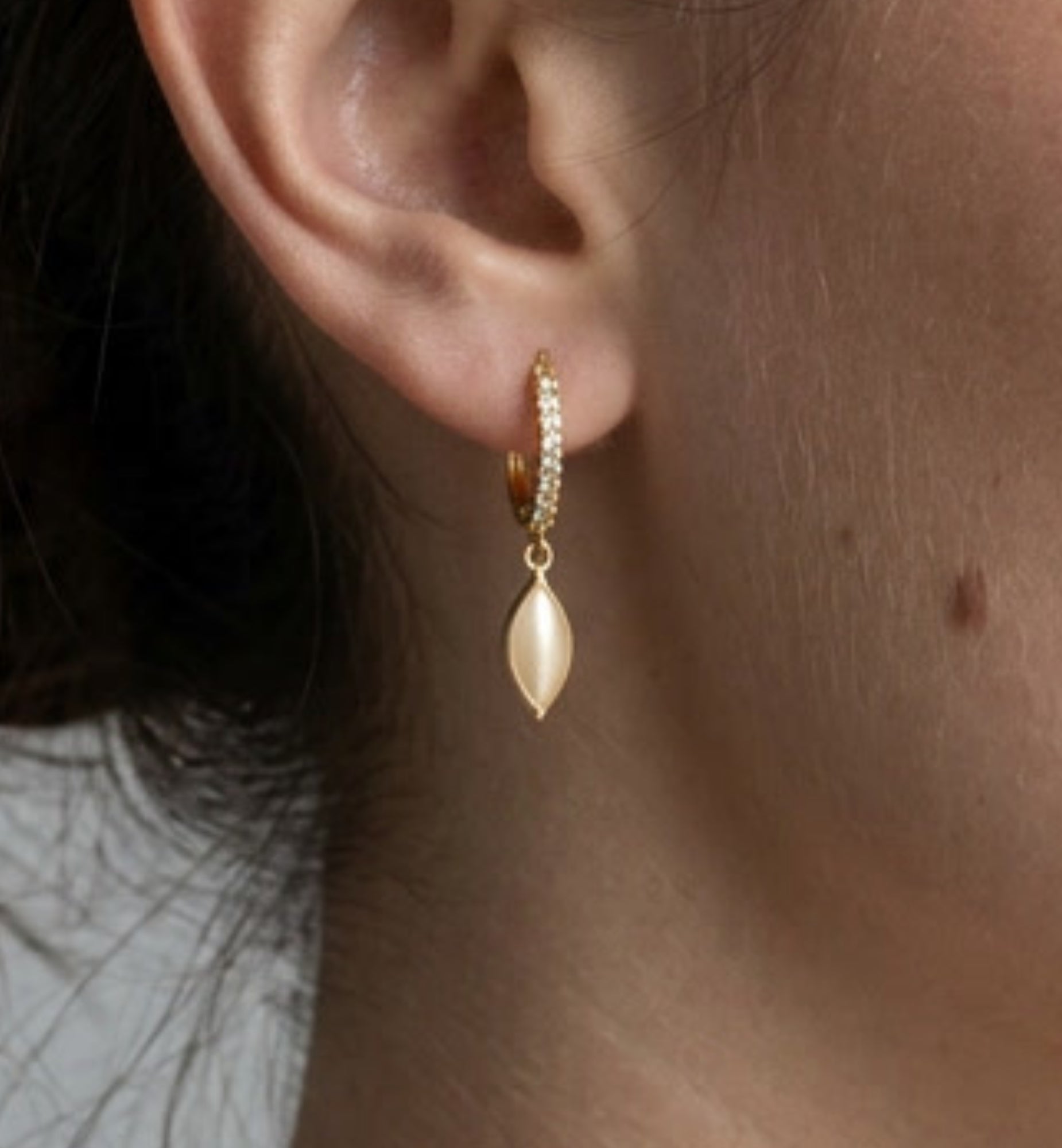 Nekomeishi Cream Cats Eye Earrings + Necklace