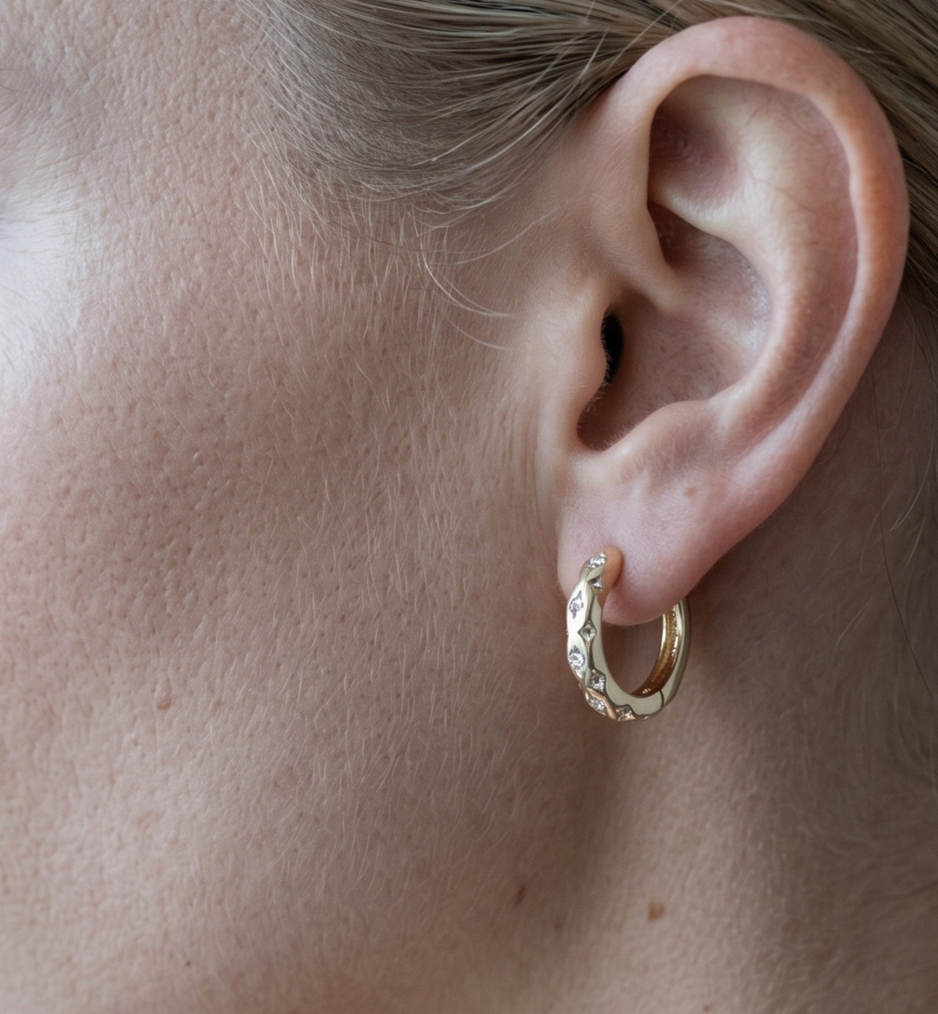 Kin Stone Huggie Hoop Earrings
