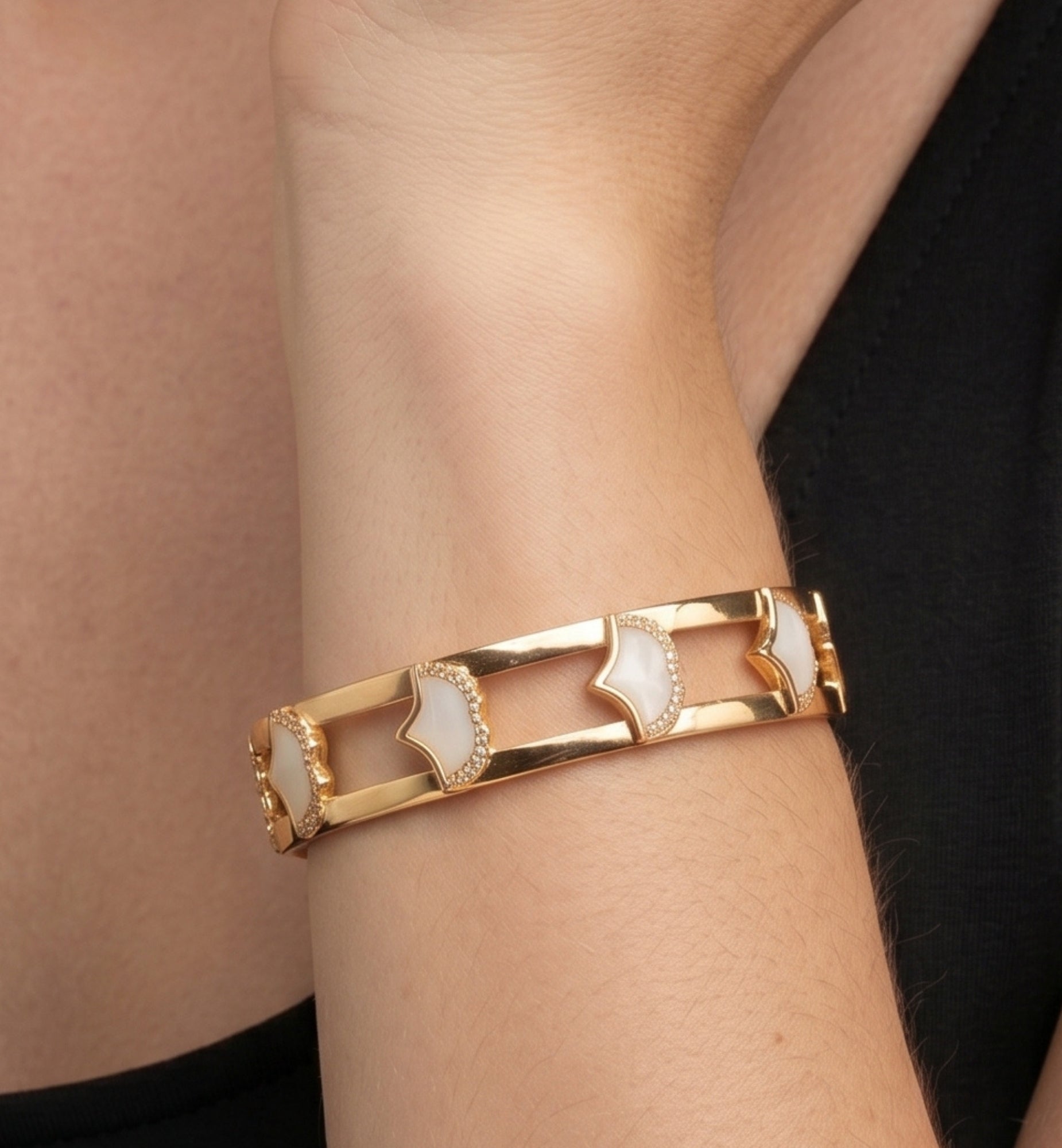 Gingko Gold Shell Bangle